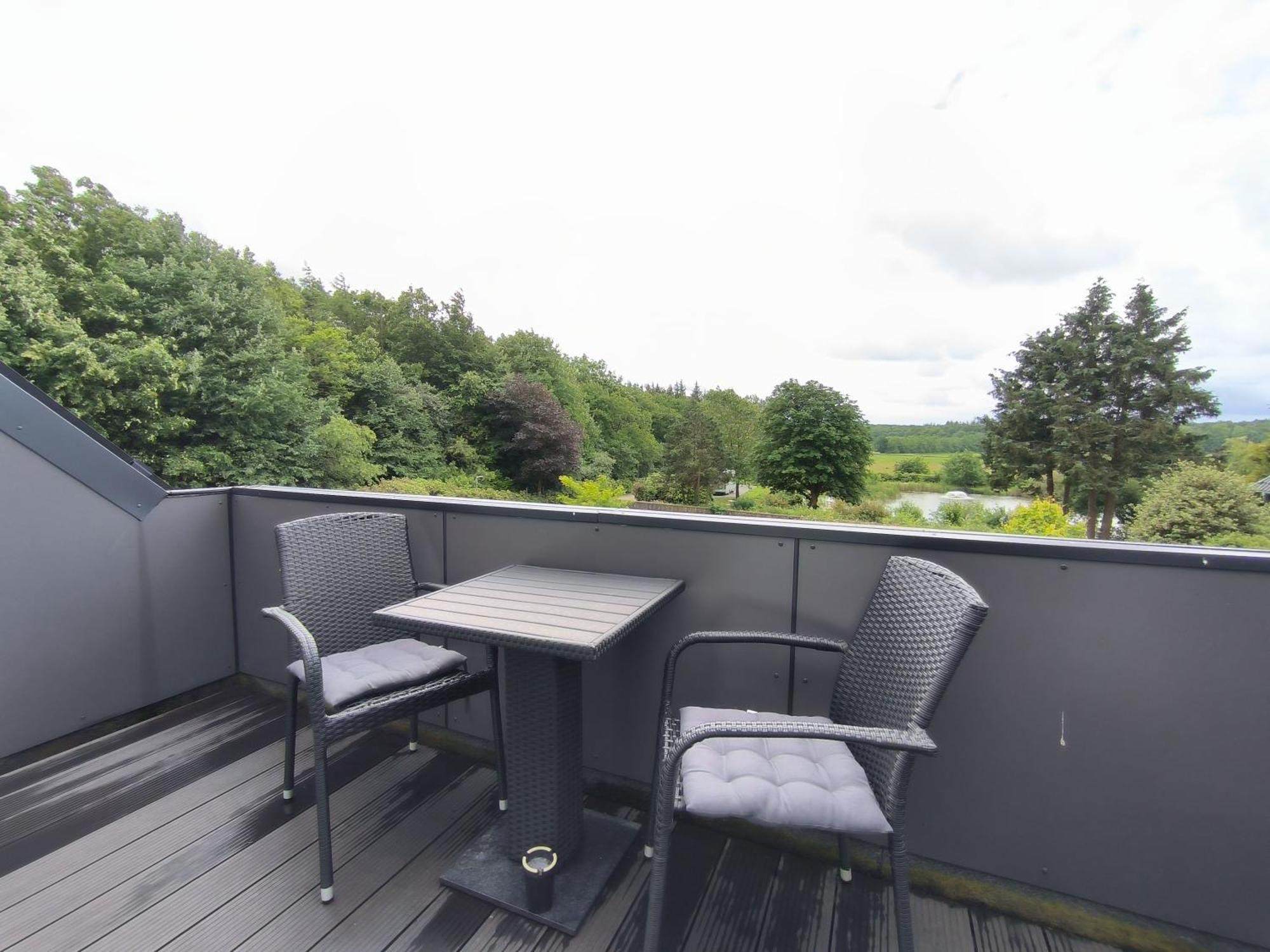 Rimmelsberg - Moderne Ferienwohnungen Mit Blick Auf Den Hauseigenen See Jorl Exterior foto